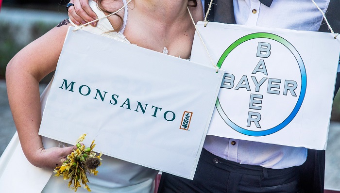 Bayer prevé cerrar en breve la adquisición de Monsanto tras la autorización de EEUU
Una pareja protesta contra la unión de Bayer y Monstanto frente a la sede de la Comisión de la Unión Europea en Bruselas (Bélgica). EFE/Archivo