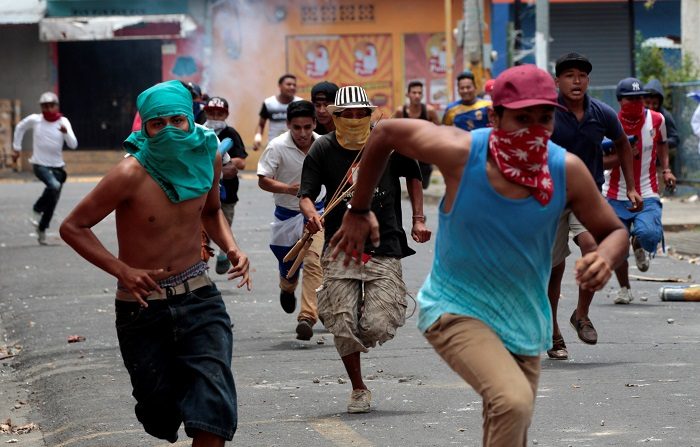 Foto del sábado de manifestantes escapando de la policía en las protestas contra el Gobierno del presidente de Nicaragua, Daniel Ortega, en Monimbo.
May 12, 2018. REUTERS/Oswaldo Rivas