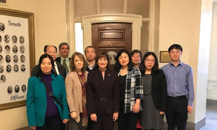 La Senadora del Estado de Misuri Jill Schupp, se toma una foto con los practicantes de Falun Dafa locales luego de una audiencia de comisión en el Capitolio del Estado de Misuri, el 17 de mayo de 2018. (Minghui.org)
