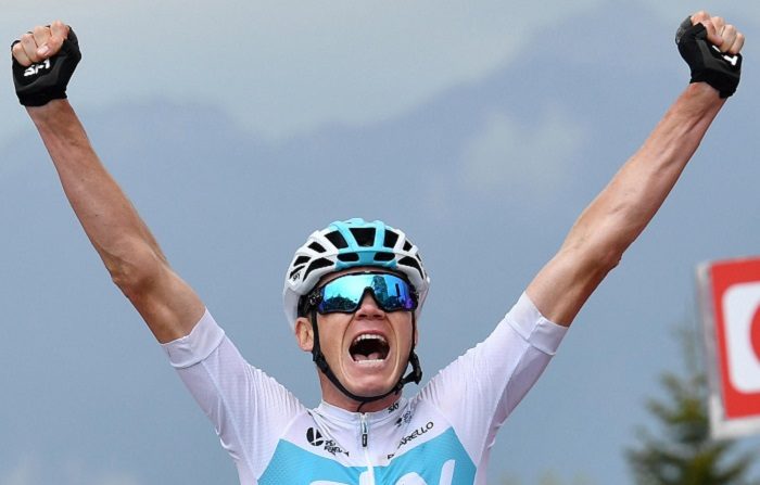 El británico Chris Froome, del Team Sky, celebra su paso por la línea de meta para ganar la decimocuarta etapa de la carrera ciclista del Giro de Italia, a lo largo de 186 kilómetros desde San Vito al Tagliamento hasta la montaña de Zoncolan, Italia, el 19 de mayo de 2018. (Ciclismo, Italia) EFE/EPA/DANIEL DAL ZENNARO