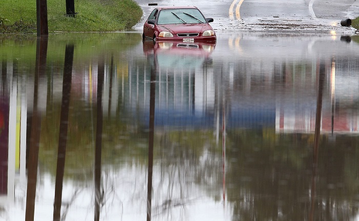  Las aguas de la inundación causadas por la tormenta tropical, sumergieron muchas calles y carreteras causando enredos de tráfico en el área de Washington DC. (Foto de Mark Wilson/Getty Images)