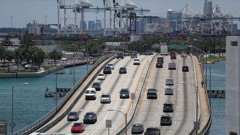 El tráfico de vehículos se ve en la calle mientras la gente se prepara para el fin de semana en Miami Beach, Florida. (Foto de Joe Raedle/Getty Images)