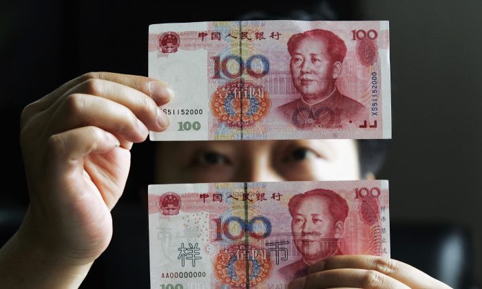 Billetes de 100 yuan en un banco en Shanghai, China, 31 de agosto de 2005. (Fotos de China/Getty Images)
