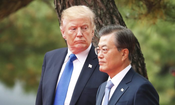 El presidente de Estados Unidos, Donald Trump, y el presidente de Corea del Sur, Moon Jae-In, asisten a una ceremonia de bienvenida en la Casa Azul presidencial en Seúl el 7 de noviembre de 2017. (Kim Hong-Ji/AFP/Getty Images)