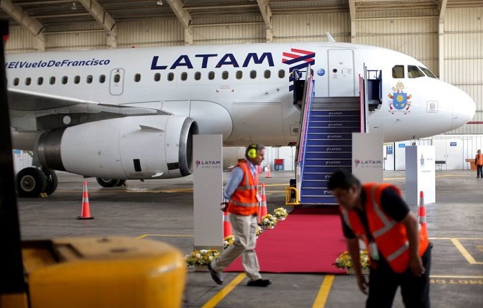 El personal de LATAM Airlines trabaja en los preparativos para la presentación oficial del Airbus A319 FOTOGRAFÍA DE AFP / LUKA GONZALES (El crédito de la foto debe leer LUKA GONZALES/AFP/Getty Images)