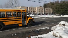 Estudiantes afectados por gas pimienta esparcido en autobús escolar