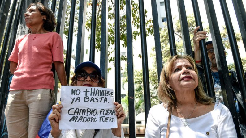 Ciudadanos venezolanos de la oposición participan en una asamblea callejera en Caracas el 10 de mayo de 2018. Una coalición de grupos de oposición venezolanos organizó concentraciones en todo el país el sábado 20 de mayo para protestar por las elecciones presidenciales que considera fraudulentas y para exigir elecciones "libres y transparentes" en una fecha futura. FOTOGRAFÍA DE AFP / JUAN BARRETO (El crédito de la foto debe leer JUAN BARRETO/AFP/Getty Images)

Traducción realizada con el traductor www.DeepL.com/Translator