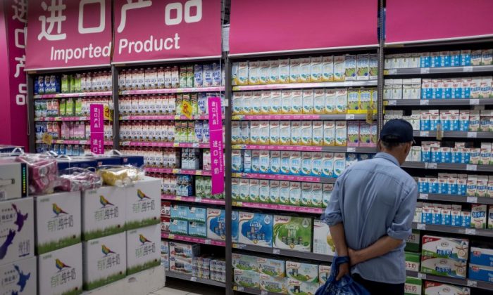 Un hombre se para a mirar en una estantería de alimentos importados en un supermercado de Shanghai, el 11 de abril de 2018. (Johannes Eisele/AFP/Getty Images)