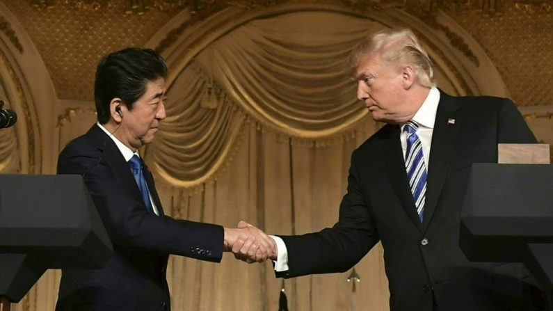 El presidente de Estados Unidos, Donald Trump, y el primer ministro japonés, Shinzo Abe, acuerdan reunirse para coordinar cumbre con Kim. (Photo credit should read MANDEL NGAN/AFP/Getty Images)