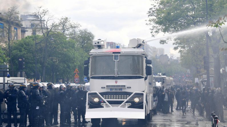 La policía utiliza cañones de agua mientras miles de personas salen a las calles durante las manifestaciones del 1 de mayo de 2018 en París, Francia. Este mes celebra el 50 aniversario de mayo del 68 cuando Francia vio a millones de estudiantes y trabajadores en huelga salir a las calles en manifestaciones que cambiaron el país. (Foto de Jeff J Mitchell/Getty Images)