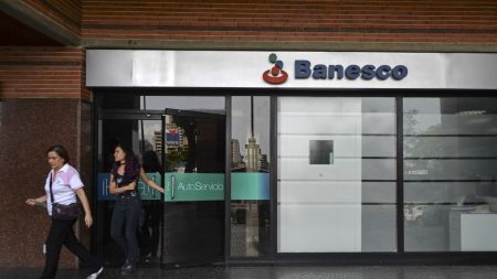 Fiscal de Venezuela ordena detener 11 ejecutivos de Banesco, Gobierno interviene mayor banco del país