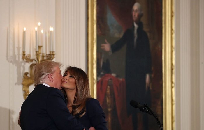 El presidente de los EE.UU., Donald Trump, abraza a la primera dama Melania Trump.  (Foto de Mark Wilson/Getty Images)