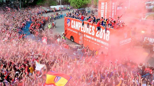 El Atlético de Madrid desfila por la ciudad con su Copa en medio de una multitud