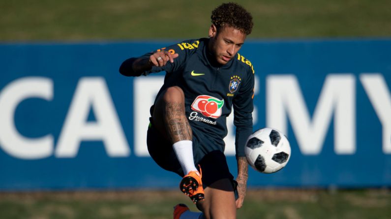 El brasileño Neymar asiste a una sesión de entrenamiento de la selección nacional de fútbol antes de la Copa Mundial de la FIFA 2018, en el centro de entrenamiento Granja Comary de Teresópolis, Río de Janeiro, Brasil, el 22 de mayo de 2018. (Foto de MAURO PIMENTEL/AFP/Getty Images)