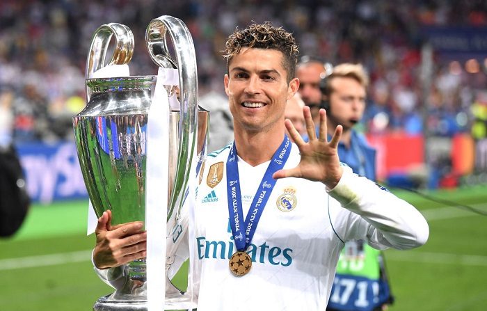 Cristiano Ronaldo del Real Madrid levanta el trofeo de la Liga de Campeones de la UEFA tras la victoria de su equipo en la final de la Liga de Campeones de la UEFA entre el Real Madrid y el Liverpool en el Estadio NSC Olimpiyskiy el 26 de mayo de 2018 en Kiev, Ucrania. (Foto de Laurence Griffiths/Getty Images)