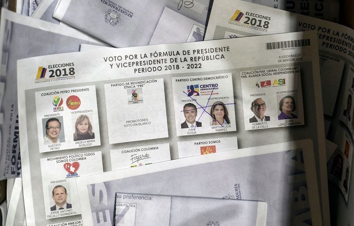 Los votantes acudieron a las urnas el domingo para elegir a un nuevo presidente de Colombia en unas elecciones divisorias que probablemente pesarán mucho en el futuro del frágil acuerdo de paz del gobierno con el antiguo movimiento rebelde FARC. (Foto de Luis ROBAYO / AFP) (El crédito de la foto debe leer LUIS ROBAYO/AFP/Getty Images)