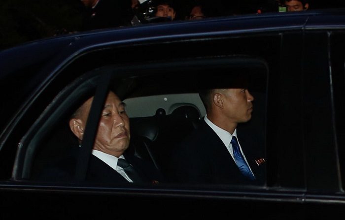 Kim Yong Chol (izq.), Vicepresidente de Corea del Norte, llega a los condominios de Corinto para asistir a una reunión con el Secretario de Estado de EE.UU., Mike Pompeo, el 30 de mayo de 2018 en Nueva York. (Foto de Kena Betancur / AFP) (El crédito de la foto debe leer KENA BETANCUR/AFP/Getty Images)