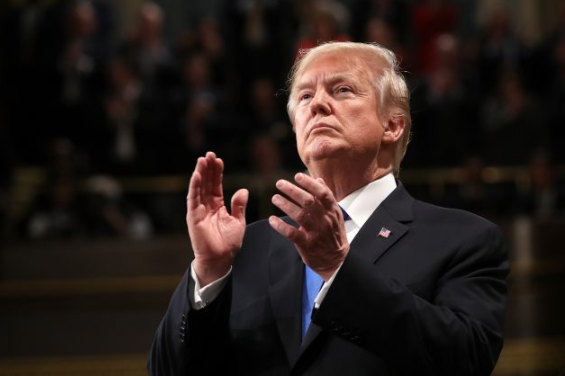 El presidente Donald J. Trump aplaude durante el discurso en la cámara de la Cámara de Representantes de los Estados Unidos en Washington el 30 de enero de 2018. (Win McNamee / Getty Images)