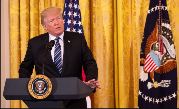 El presidente Donald Trump pronuncia declaraciones en la Cumbre de Reforma Penitenciaria en el Salón Este de la Casa Blanca en Washington el 18 de mayo de 2018. (Samira Bouaou / La Gran Época)