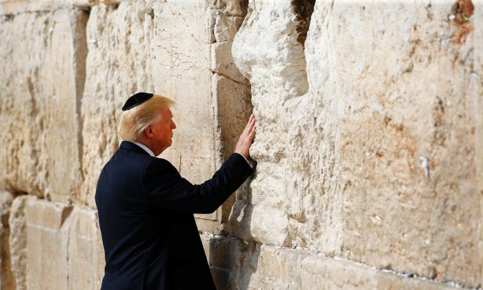 El presidente Donald Trump reza en el muro occidental en Jerusalén el 22 de mayo de 2017. (RONEN ZVULUN / AFP / Getty Images)