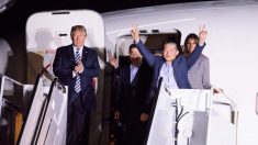Trump recibe a los tres prisioneros liberados por Corea del Norte