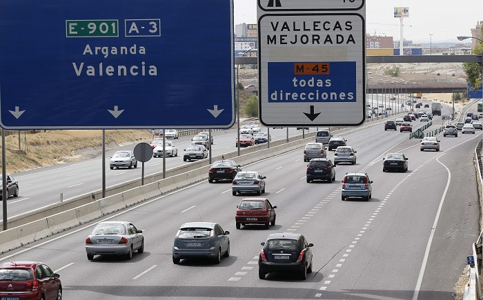 Once muertos en carretera durante el fin de semana, dos de ellos motoristas
Circulación de vehículos en la A-3 en sentido Valencia a la altura de Santa Eugenia. EFE/Archivo