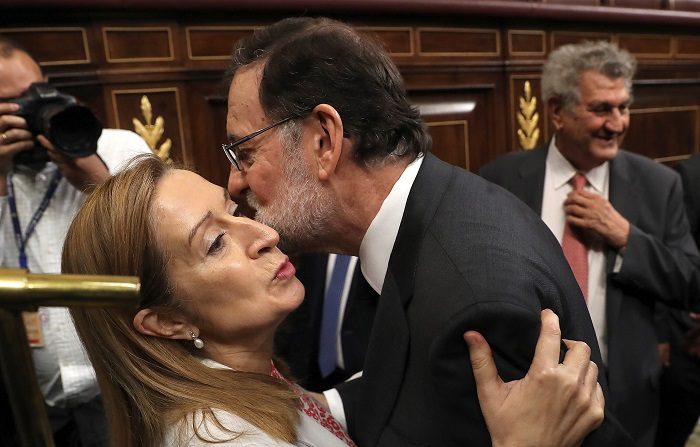 Rajoy: "Ha sido un honor dejar una España mejor de la que encontré"
El presidente del gobierno Mariano Rajoy, saluda a la presidenta del Congreso Ana Pastor, en el hemiciclo del Congreso para el debate de la moción de censura 