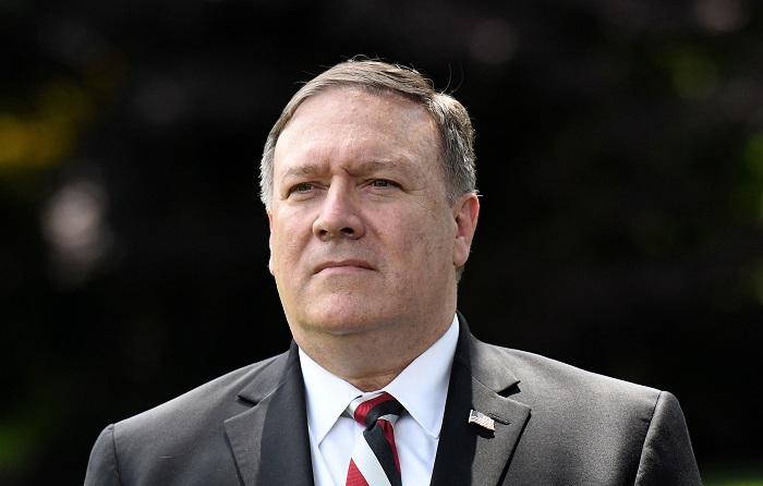 Pompeo intervendrá el lunes ante la Asamblea General de la OEA
US Secretary of State Mike Pompeo listens as US President Donald J. Trump (not pictured) speaks to the press after meeting with Kim Yong Chol, former North Korean military intelligence chief and one of leader Kim Jong Un's closest aides, on the South Lawn of the White House in Washington, DC, USA, on 01 June 2018. (Estados Unidos) EFE/EPA/POOL