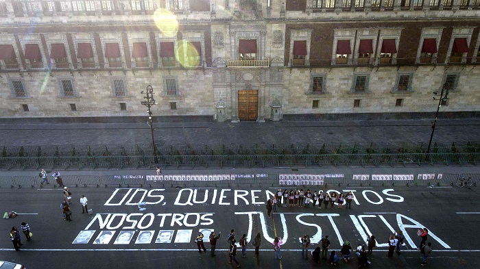 La CIDH condena dos nuevos asesinatos de periodistas en México
Comunicadores protestan por el asesinato de periodistas en este país el 1 de junio de 2018, frente a Palacio Nacional, en Ciudad de México (México). EFE