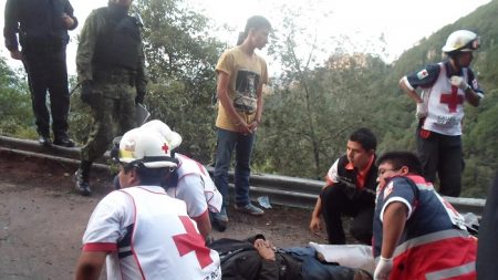 Ocho muertos y trece heridos al chocar autobús y camión en México