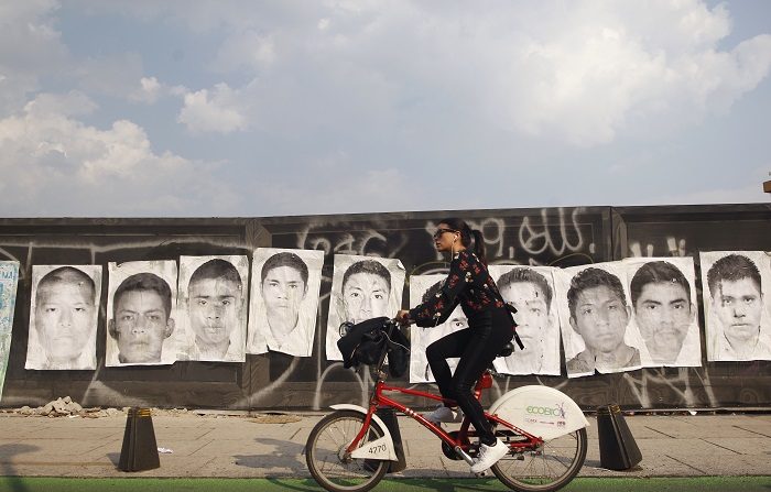 Estudiantes y familiares de los 43 estudiantes desaparecidos de Ayotzinapa el 26 de septiembre del 2014 en el municipio de Iguala, en el sureño estado de Guerrero, marchan acompañados de activistas para exigir justicia 46 meses después de las desapariciones. EFE/Archivo