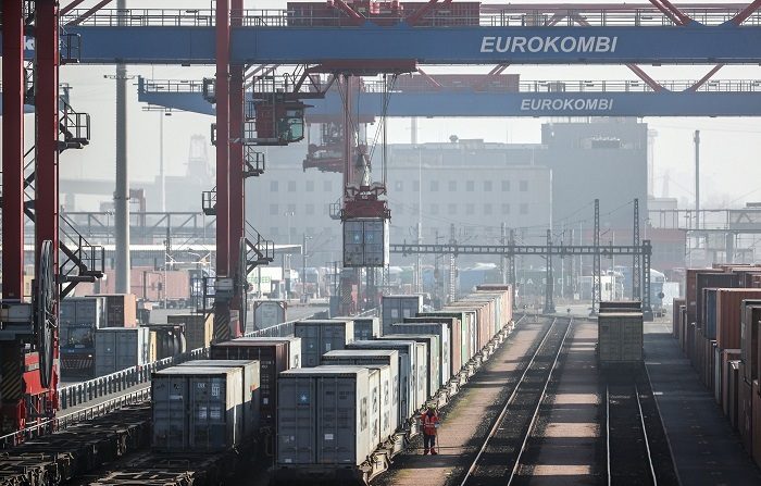 El déficit comercial de EE.UU. baja en abril un 2,1 % a 46.200 millones dólares
Una grúa transporta un contenedor en el puerto de Hamburgo, Alemania. EFE/Archivo