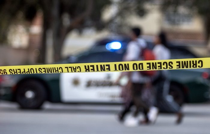 Tres muertos y un herido en estado crítico en un tiroteo en Florida
Tres personas murieron y una cuarta resultó herida de gravedad en un tiroteo que tuvo lugar la noche pasada muy cerca de una gasolinera en la localidad de Jacksonville, en la costa noreste de Florida. EFE/Archivo