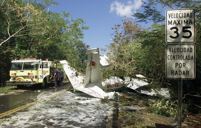 Avioneta se accidenta en el norte de Puerto Rico y deja dos personas heridas
Una avioneta se precipitó hoy a tierra en un barrio de Arecibo, municipio del norte de Puerto Rico, lo que produjo lesiones en la cabeza al piloto y una fractura en una de sus extremidades a una pasajera, informó la Policía de la isla. EFE/ARCHIVO