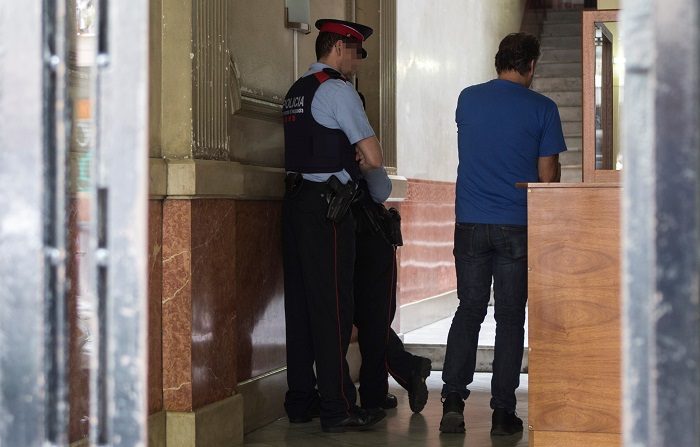 Hallan el cadáver de un bebé en el patio de luces de un edificio de Barcelona
Los Mossos d'Esquadra investigan la muerte de un bebé, cuyo cadáver ha sido localizado esta mañana en el patio de luces de un edificio del barrio de Gràcia de Barcelona. EFE