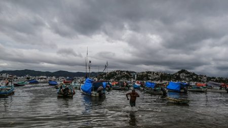 Cierran escuelas al sur de México por lluvias causadas por depresión tropical