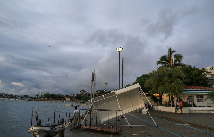 Tormenta Carlotta deja cuatro lesionados e inundaciones en el sur de México
Vista general de los daños causados por la tormenta Carlotta en el puerto de Acapulco (México) hoy, domingo 17 de junio de 2018. EFE