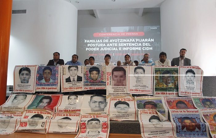 La ONU lamenta que México no haya permitido aún el acceso al comité sobre desaparecidos
Familiares de los 43 estudiantes desaparecidos de Ayotzinapa en una rueda de prensa, la semana pasada, en la que fijaron su postura ante la sentencia del poder judicial y el informe de la Comisión Interamericana de Derechos Humanos (CIDH) en Ciudad de México (México). EFE/Archivo