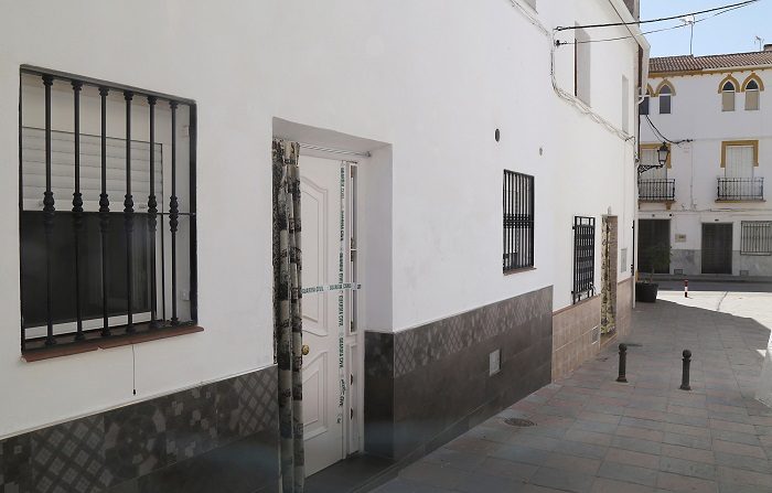 Prisión para el detenido por matar a su mujer en Guadahortuna (Granada)
La Guardia Civil arrestó ayer a un hombre que disparó dos veces a su mujer en la puerta de su domicilio de Guadahortuna (Granada). En la imagen, vivienda de la pareja precintada pro la Guardia Civil. EFE