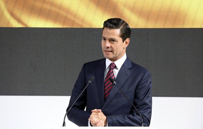 El presidente de México, Enrique Peña Nieto, afirmó hoy que la victoria de la selección mexicana contra la de Alemania en la Copa del Mundo de Rusia 2018 es "una gran lección" para el país, ya que demuestra todo lo que puede alcanzar siempre que tenga confianza en sí mismo. EFE/ARCHIVO