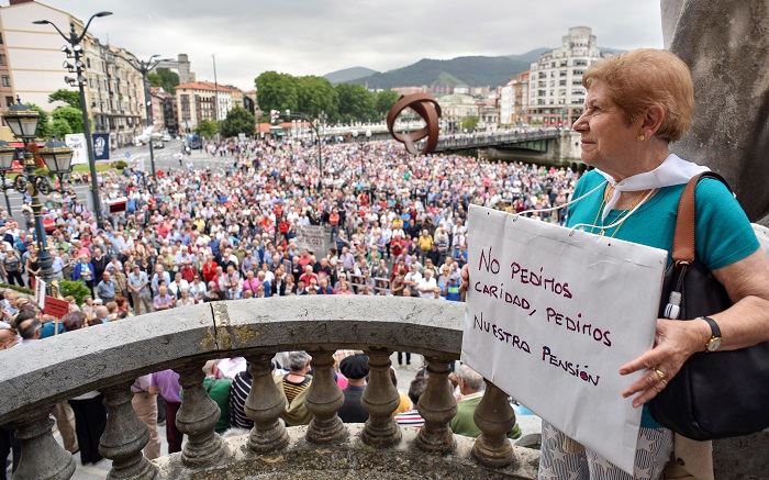 La mayoría de partidos ve factible financiar las pensiones vía impuestos
Imagen de ayer de una concentración de pensionistas en Bilbao. EFE