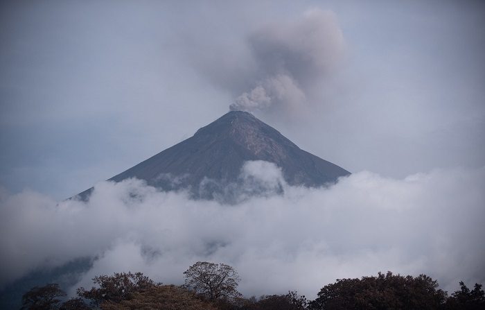 La muerte de un herido en México eleva a 112 los fallecidos por la erupción en Guatemala
El volcán de Fuego, el pasado 3 de junio. EFE