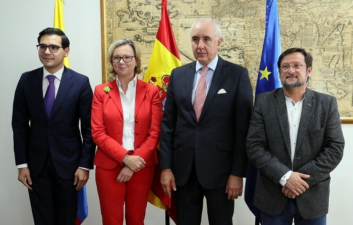 El director de APC-Colombia, Sergio Londoño Zurek (i); la embajadora de la Unión Europea (UE) en Colombia, Patricia Llombart (2i); el embajador de España en Colombia, Pablo Gómez de Olea (2d), y el alcalde de Ipiales, Ricardo Romero (d), en Bogotá durante la firma de un acuerdo para poner en marcha un proyecto de 9,2 millones de dólares para desarrollar programas productivos en el departamento de Nariño. EFE