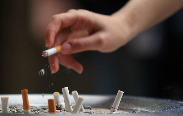 El número de fumadores en España baja al 22 %, la cifra más baja en 30 años
El descenso es cada vez más lento, sobre todo en las mujeres. EFE/Archivo