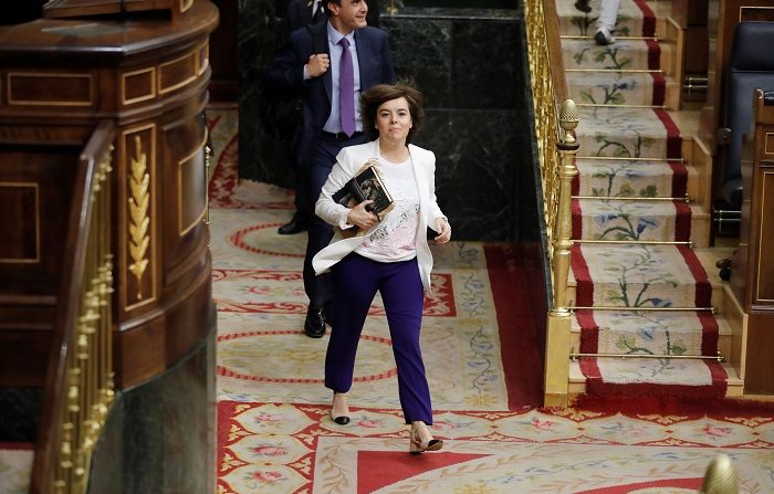 Santamaría critica el poco disimulo de Sánchez para pagar sus cheques en blanco
La diputada popular y candidata a la presidencia del PP, Soraya Sáenz de Santamaría, a su llegada al pleno del Congreso. EFE