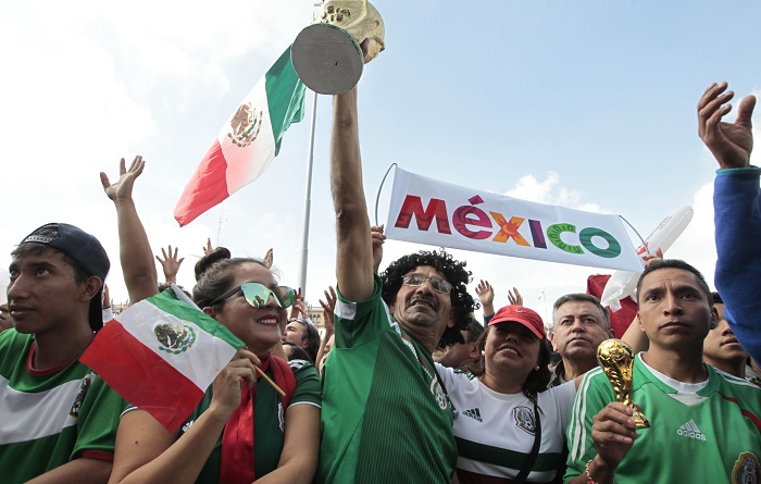 Elecciones y fútbol mantienen en vilo a millones de mexicanos que en unas horas transitarán de acudir a las urnas a apoyar a su selección cuando enfrente el lunes a Brasil en la Copa Mundial de Rusia 2018. EFE/Archivo