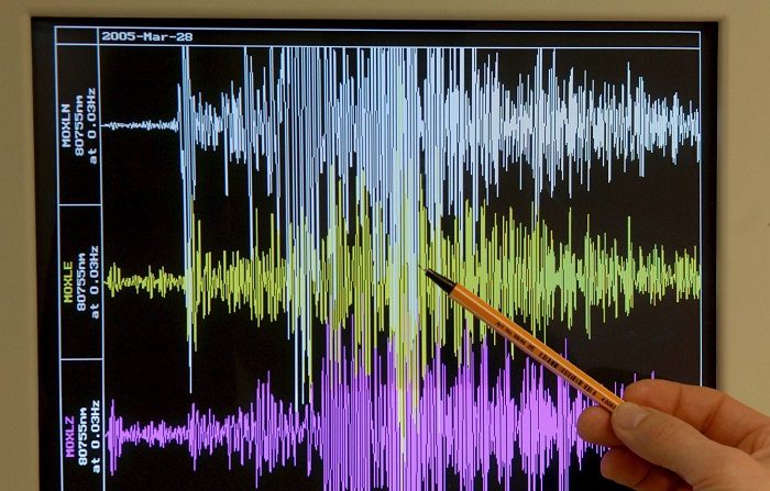 El Servicio Sismológico Nacional (SSN) registró a las 22:56 horas locales (03:56 GMT) el seísmo, con epicentro a 90 kilómetros de Cihuatlán, estado de Jalisco, y a una profundidad de 18 kilómetros. EFE/Jan-Peter Kasper