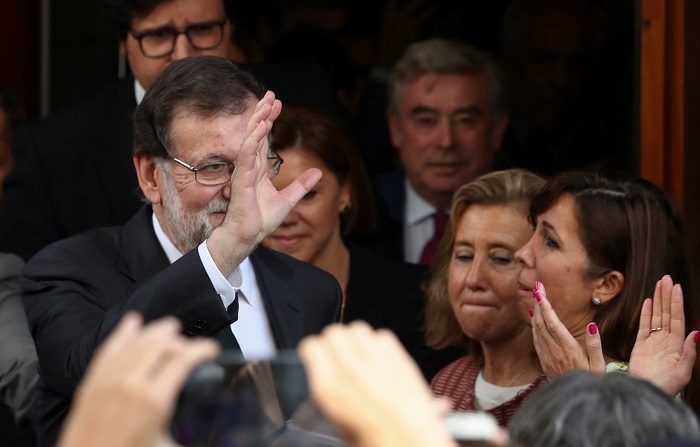 En la imagen de archivo el ex-primer ministro del Gobierno español, Mariano Rajoy, agita su cabeza al abandonar el parlamento tras una moción de censura en Madrid, España, el 1 de junio de 2018. REUTERS / Sergio Pérez