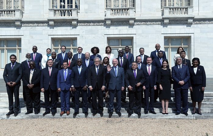 Cancilleres y embajadores de países miembros de la Organización de Estados Americanos (OEA) posan para una foto colectiva al final de la sesión plenaria de la 70ª Asamblea General del organismo hoy, lunes 4 de junio de 2018, en Washington (EE.UU.). EFE/Lenin Nolly