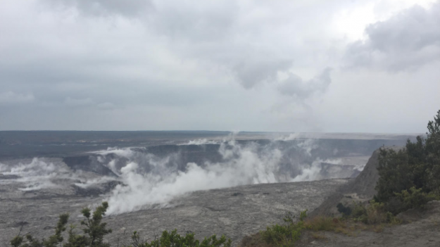 Grandes cambios en el cráter del volcán Kilauea muestra sobrevuelo